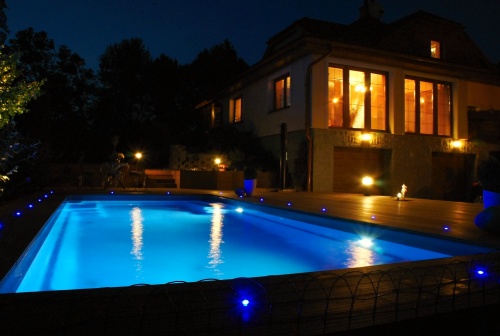 venkovní bazén Compass Pools, model X-Trainer 82, barva Bi-Luminite-Blue Saphire, cirkulace Classic, samočistící systém VANTAGE, osvětlení 2x LED White 24W