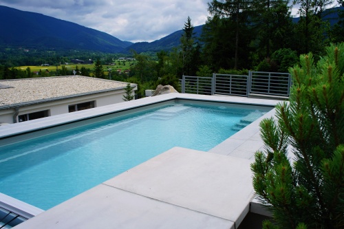 venkovní bazén Compass Pools, model XL-Trainer 90, barva NOVA Stone, cirkulace Super SLIM, osvětlení 2x LED White 24W, inteligentní ovládání IQ systémem, protiproud 74 m3 /hod, podvodní zakrývací roleta IMMEO