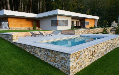 venkovní bazén Compass Pools, model XL-Trainer 90, barva NOVA Stone, cirkulace Super SLIM, osvětlení 2x LED White 24W, inteligentní ovládání IQ systémem, protiproud 74 m3 /hod, podvodní zakrývací roleta IMMEO