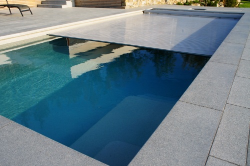venkovní bazén Compass Pools, model XL-Trainer 90, barva NOVA Stone, cirkulace Super SLIM, osvětlení 2x LED White 24W, inteligentní ovládání IQ systémem, protiproud 74 m3 /hod, podvodní zakrývací roleta IMMEO
