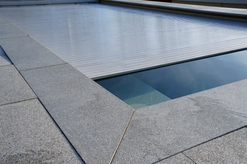 venkovní bazén Compass Pools, model XL-Trainer 90, barva NOVA Stone, cirkulace Super SLIM, osvětlení 2x LED White 24W, inteligentní ovládání IQ systémem, protiproud 74 m3 /hod, podvodní zakrývací roleta IMMEO