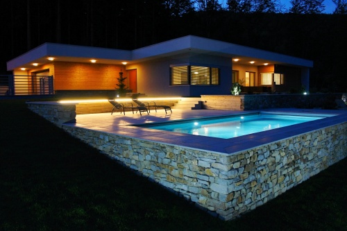 venkovní bazén Compass Pools, model XL-Trainer 90, barva NOVA Stone, cirkulace Super SLIM, osvětlení 2x LED White 24W, inteligentní ovládání IQ systémem, protiproud 74 m3 /hod, podvodní zakrývací roleta IMMEO