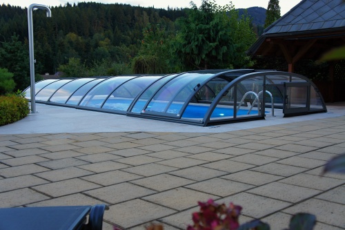 venkovní IMAGE bazén, folie DLW, barva Blue, cirkulace se skimmerem Classic, osvětlení barevné 2x LED RGB 35W, protiproud 78 m3 /hod, zastřešení Elegant NEO, okolní dlažba zakázkově vyrobená ze švédské žuly