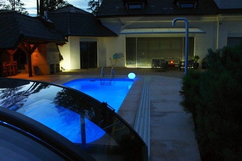venkovní IMAGE bazén, folie DLW, barva Blue, cirkulace se skimmerem Classic, osvětlení barevné 2x LED RGB 35W, protiproud 78 m3 /hod, zastřešení Elegant NEO, okolní dlažba zakázkově vyrobená ze švédské žuly