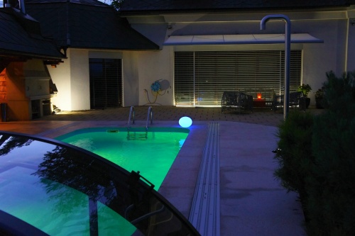 venkovní IMAGE bazén, folie DLW, barva Blue, cirkulace se skimmerem Classic, osvětlení barevné 2x LED RGB 35W, protiproud 78 m3 /hod, zastřešení Elegant NEO, okolní dlažba zakázkově vyrobená ze švédské žuly