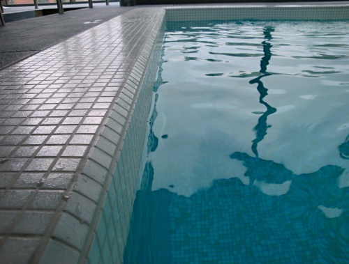 Interiérový bazén vyložený skleněnou mozaikou La Futura s filtrační cirkulací vody Classic pomocí skimmerů. Osvětlený 2x 300W reflektory. A napínaným stropem, jenž je doplněn hvězdnou oblohou s optických vláken