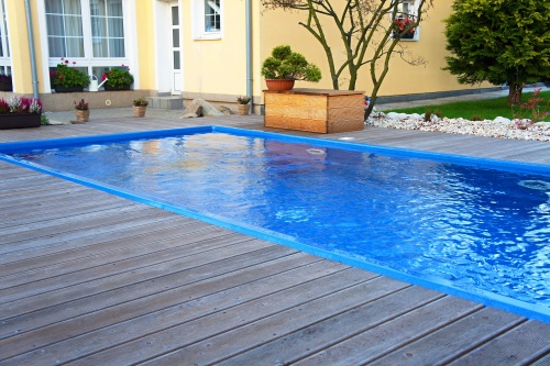 Venkovní bazén Compass Pools, model AQUA, barva Cyber Blue, s cirkulací Classic pomocí skimmerů. Osvětlení 2x 300W reflektory, Protiproud 68 m3 /hod.