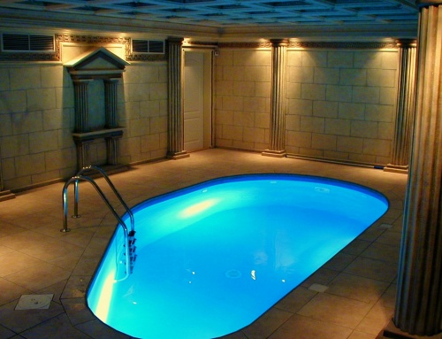 Vnitřní IMAGE bazén, folie DLW, barva NG Blue, cirkulace vody Classic pomocí skimmerů, Osvětlení 2x 300W, Protiproud 60 m3 /hod. Zakázkově řešený interiér v římském stylu proveden s polystyrénových profilů dodán německou firmou
